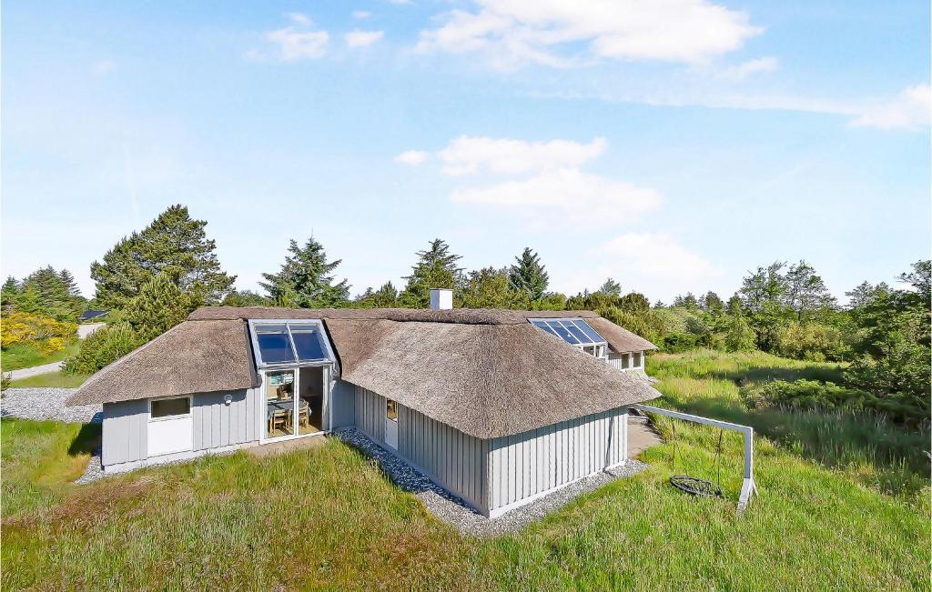 SlettestrandにあるBeautiful Home In Fjerritslev With 4 Bedrooms And Wifiの茅葺き屋根の家