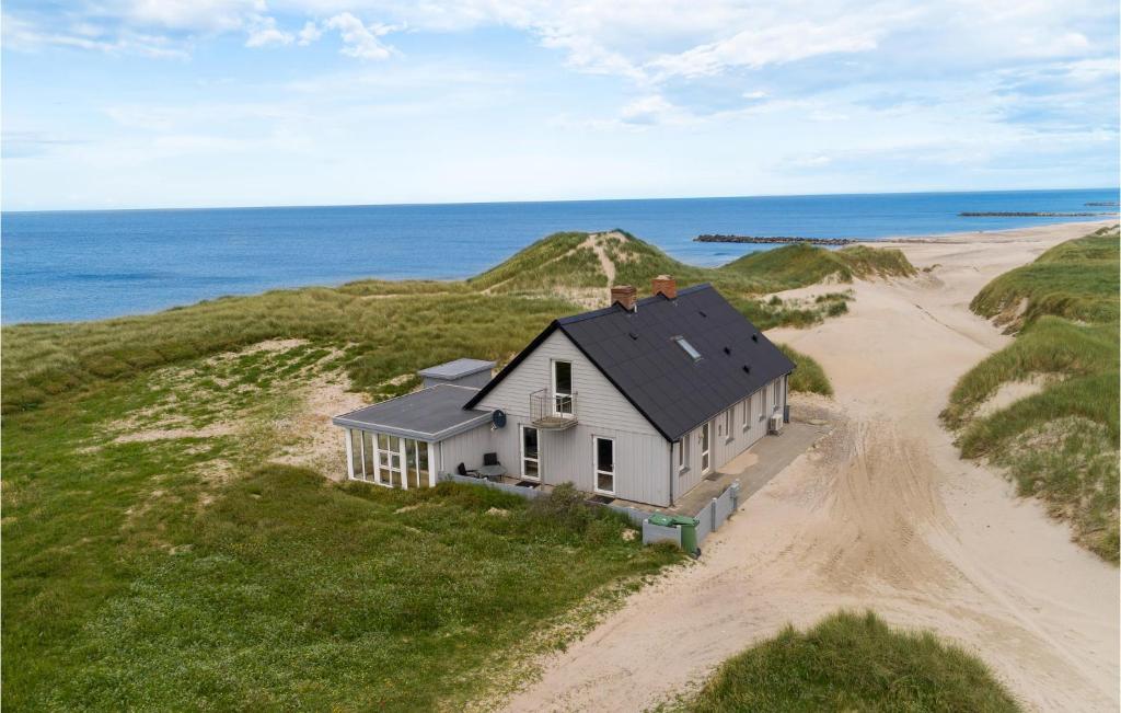 una casa en una playa junto al océano en 2 Bedroom Amazing Home In Lemvig, en Nørby