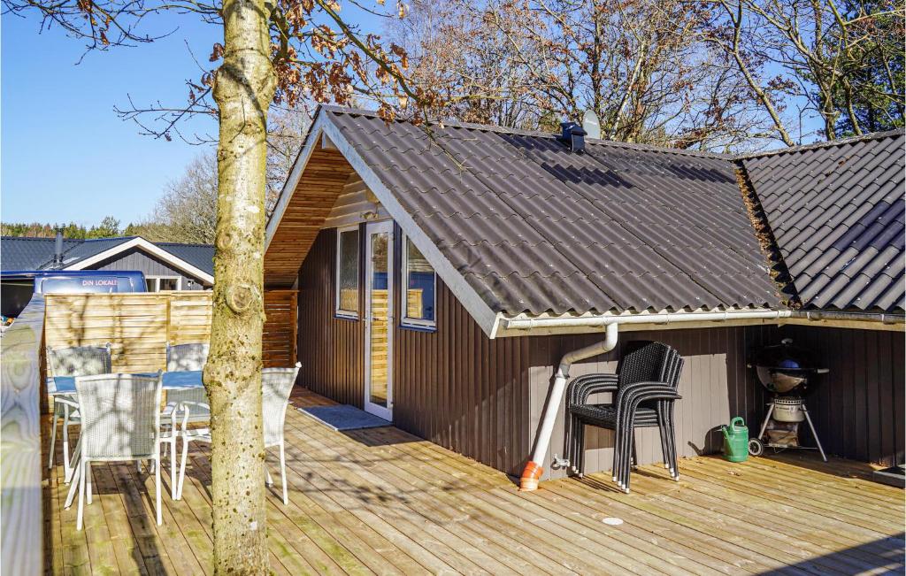 una terraza de madera con sillas y una casa en Nice Home In Give With Wifi en Give
