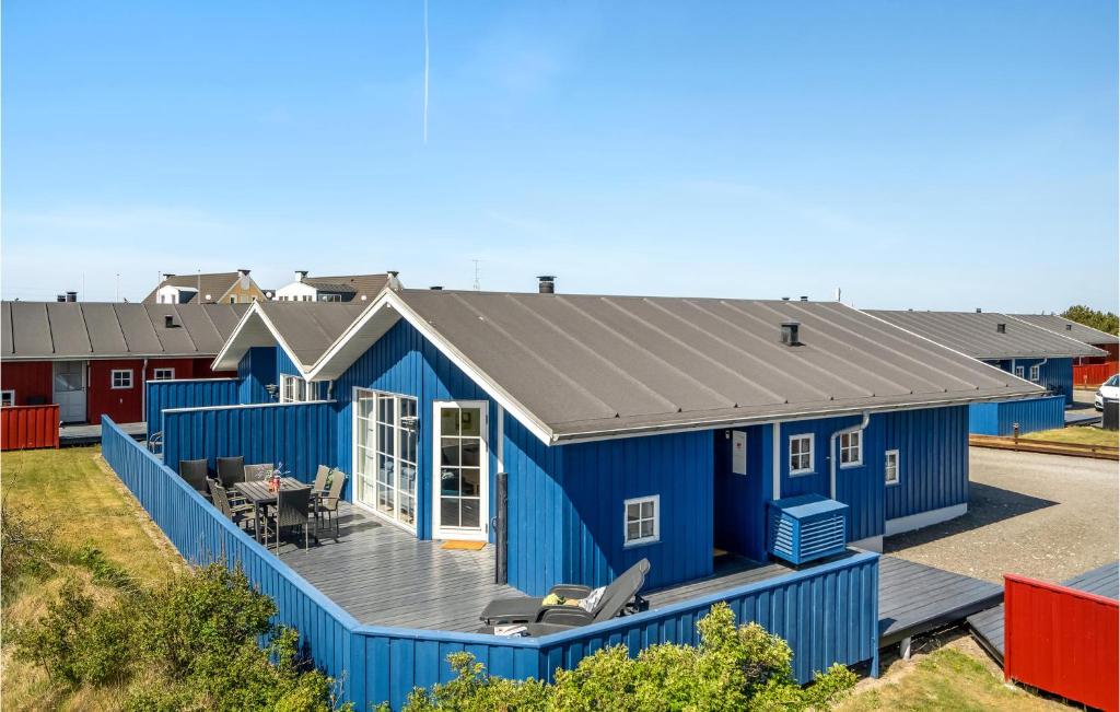 een blauw tiny house met een grijs dak bij Amazing Home In Hvide Sande With Wifi in Hvide Sande