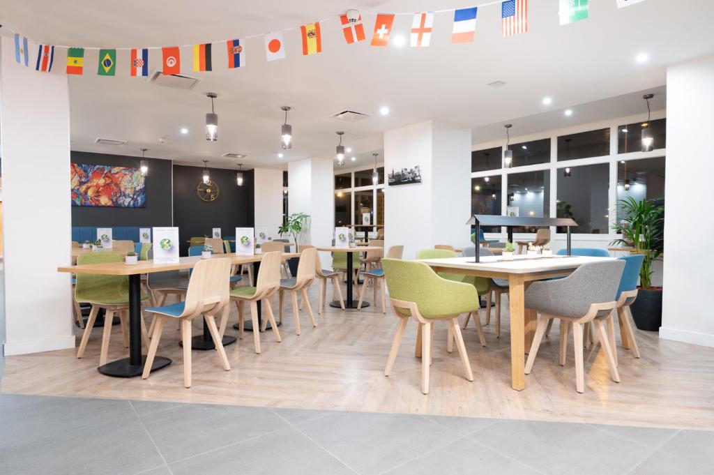 Restaurace v ubytování Holiday Inn Calais-Centre by IHG