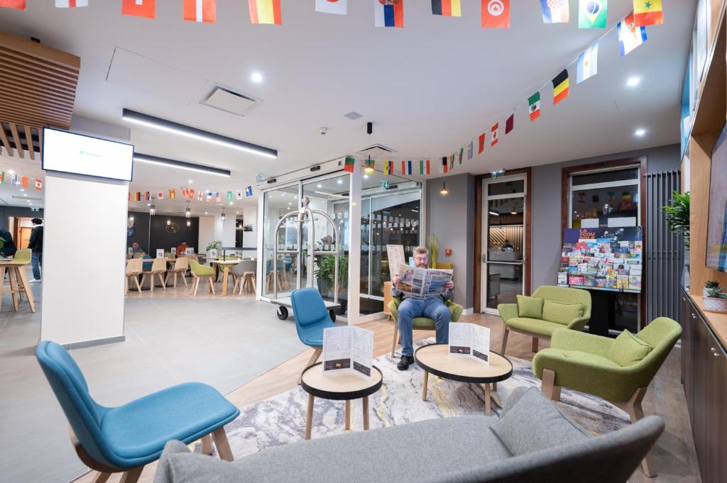 Posezení v ubytování Holiday Inn Calais-Centre by IHG