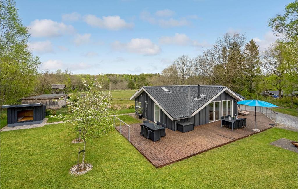 een luchtzicht op een huis met een terras bij Gorgeous Home In Give With Wifi in Lindet