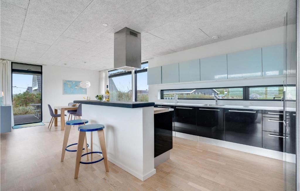 Kuchyň nebo kuchyňský kout v ubytování Holiday Home Hjelmevej Ulfborg Vi
