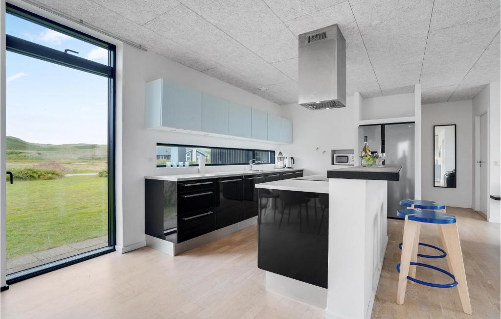 Kuchyň nebo kuchyňský kout v ubytování Holiday Home Hjelmevej Ulfborg Vi