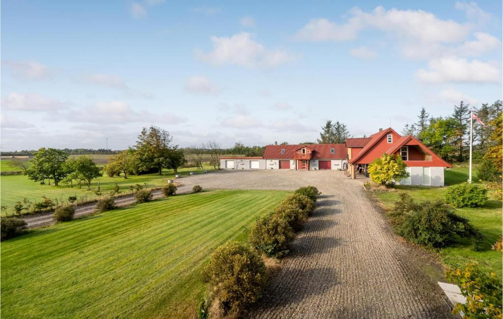 3 Bedroom Awesome Home In Bkmarksbro في Bækmarksbro: اطلالة جوية على مزرعة مع ميدان كبير و بيت
