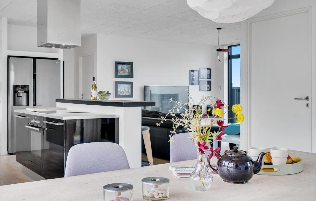 Kuchyň nebo kuchyňský kout v ubytování Holiday Home Hjelmevej Ulfborg Vi