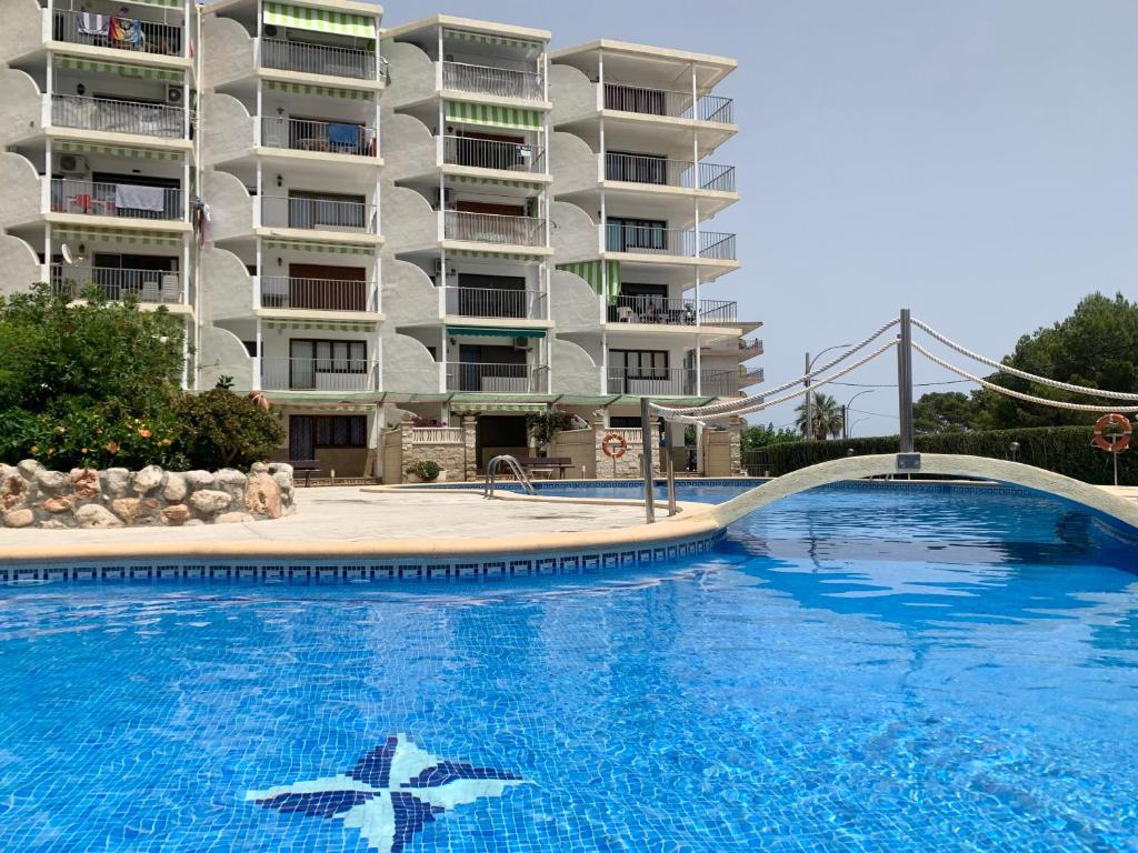 a large swimming pool in front of a building at MIMOSAS VISTAS in Miami Platja