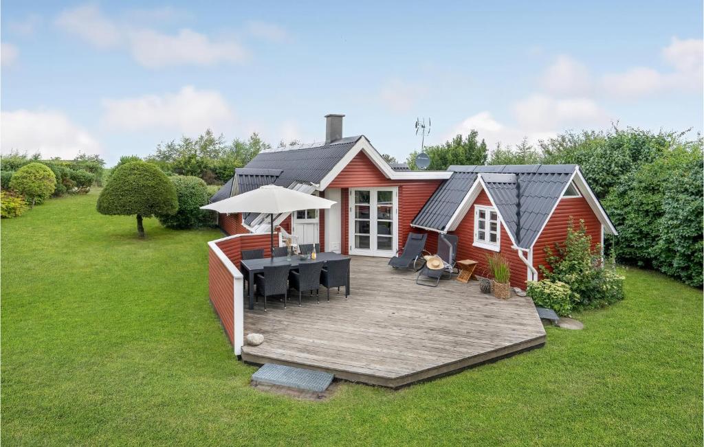 Bønnerup StrandにあるBeautiful Home In Glesborg With 3 Bedroomsの赤い家