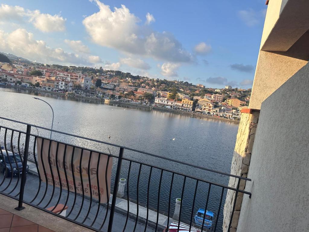 un balcón con vistas a un cuerpo de agua en Arenaria room & breakfast Ganzirri en Messina