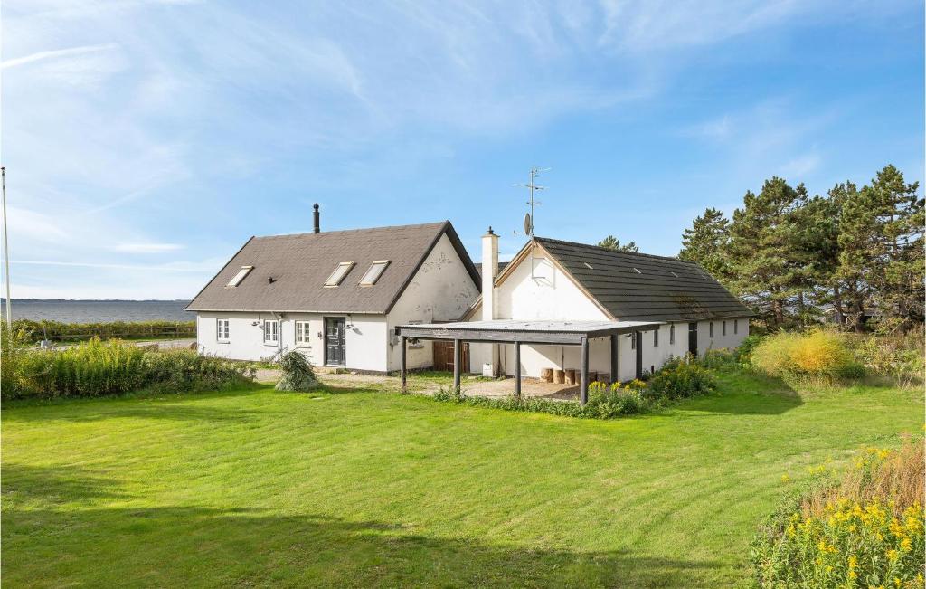 una casa blanca con un gran patio de césped en Gorgeous Home In Slagelse With Kitchen, en Lille Kongsmark