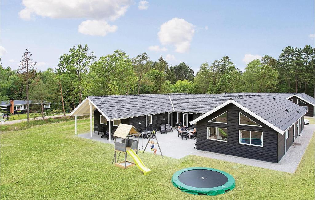 Cabaña negra con parque infantil y patio de juegos en Lovely Home In Frederiksvrk With Indoor Swimming Pool, en Melby