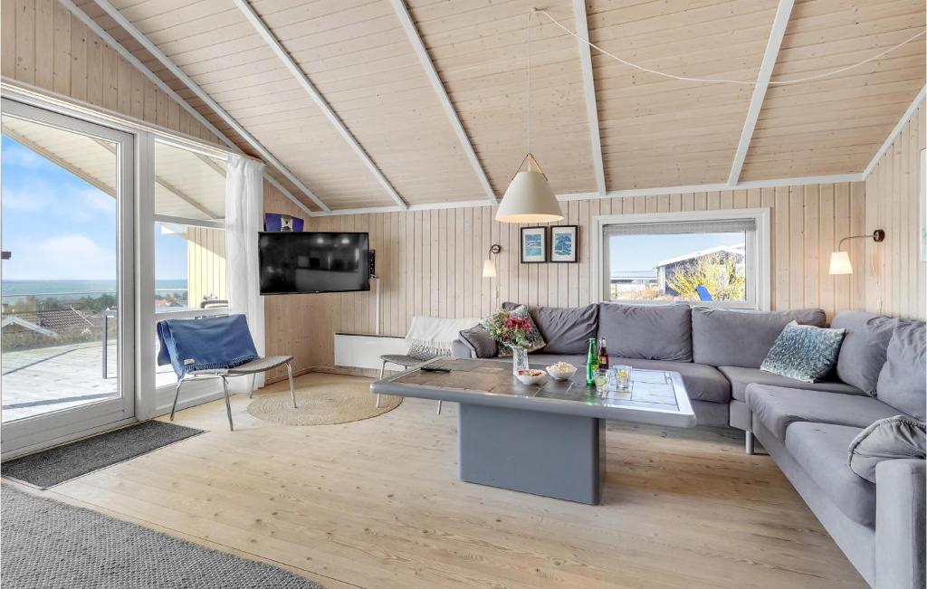 a living room with a couch and a table at Gorgeous Home In Slagelse With Kitchen in Drøsselbjerg