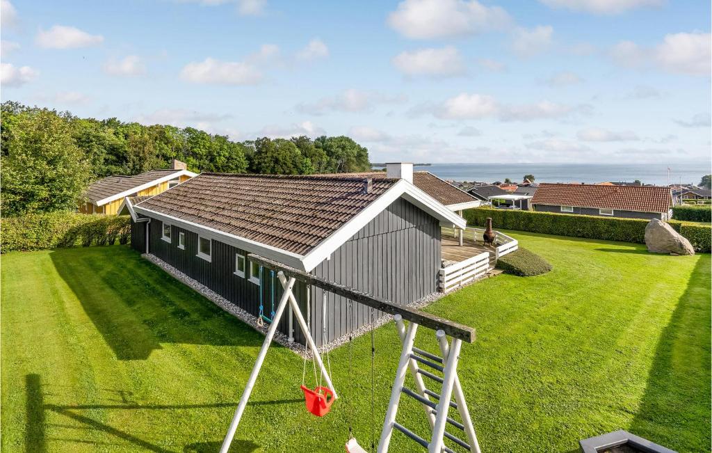 HejlsにあるLovely Home In Sjlund With Kitchenの遊び場付きの家屋の空中風景