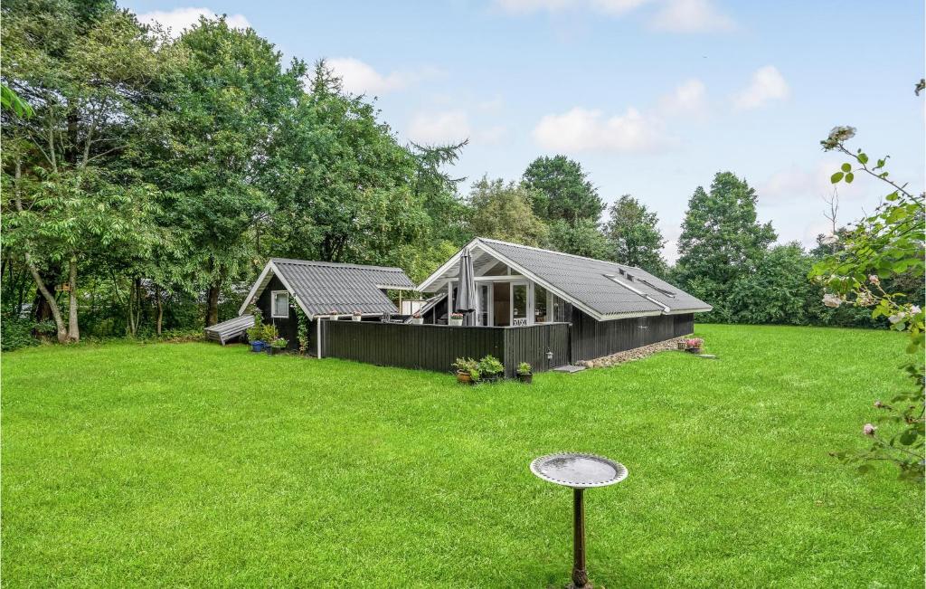 una pequeña casa en un patio con césped verde en 2 Bedroom Stunning Home In Oksbl, en Oksbøl