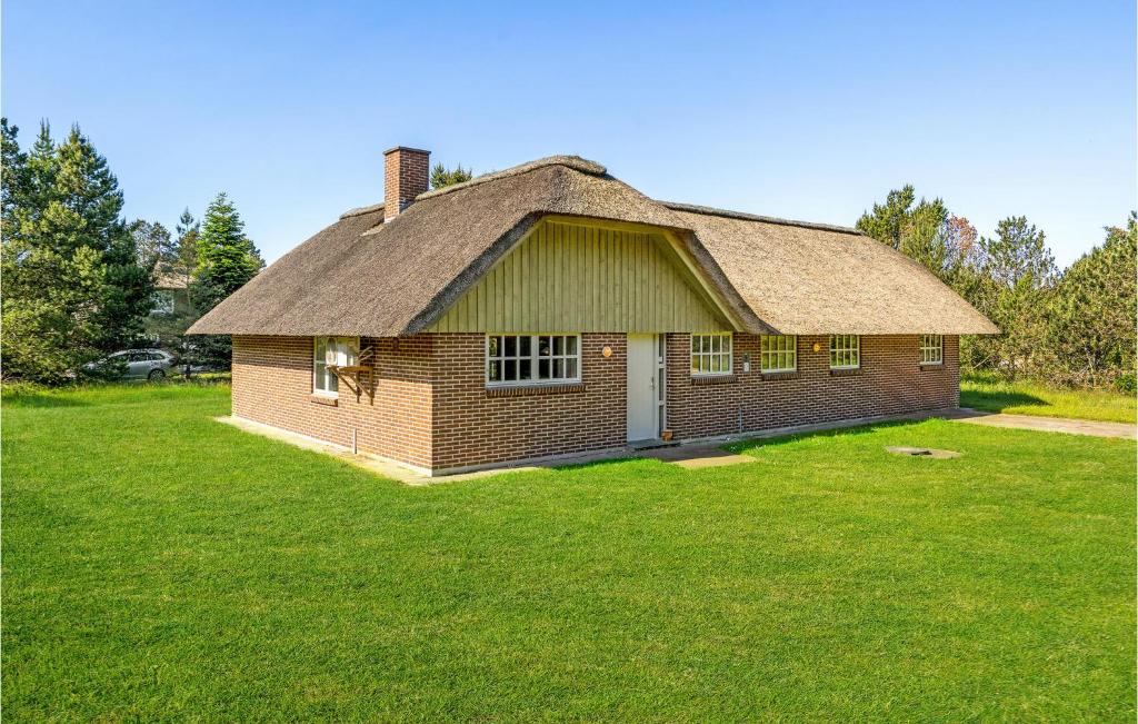 ブラーバンドにあるBeautiful Home In Blvand With Saunaの小さなレンガ造りの家