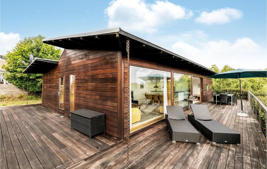 una piccola cabina con due sedie e un ombrellone su una terrazza di Lovely Home In Allinge With House Sea View ad Allinge