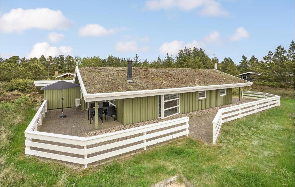 een kas met een dak op een veld bij Holiday Home Ringvejen Rømø Denm in Bolilmark