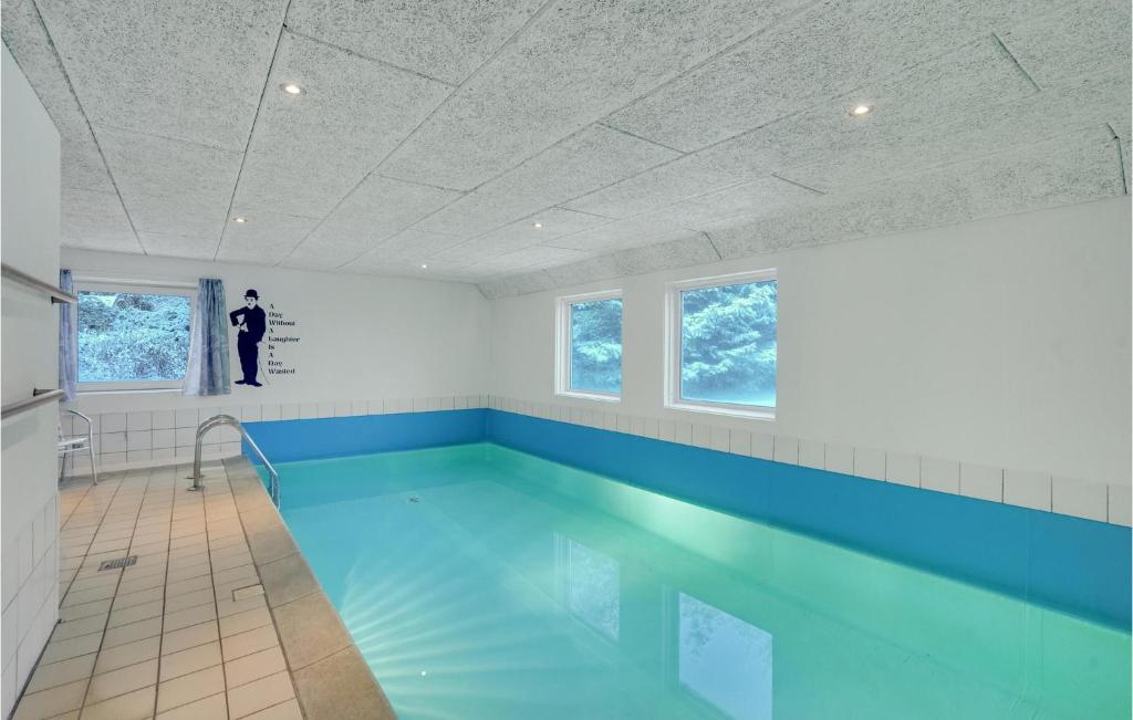 4 Bedroom Cozy Home In Vejers Strand tesisinde veya buraya yakın yüzme havuzu