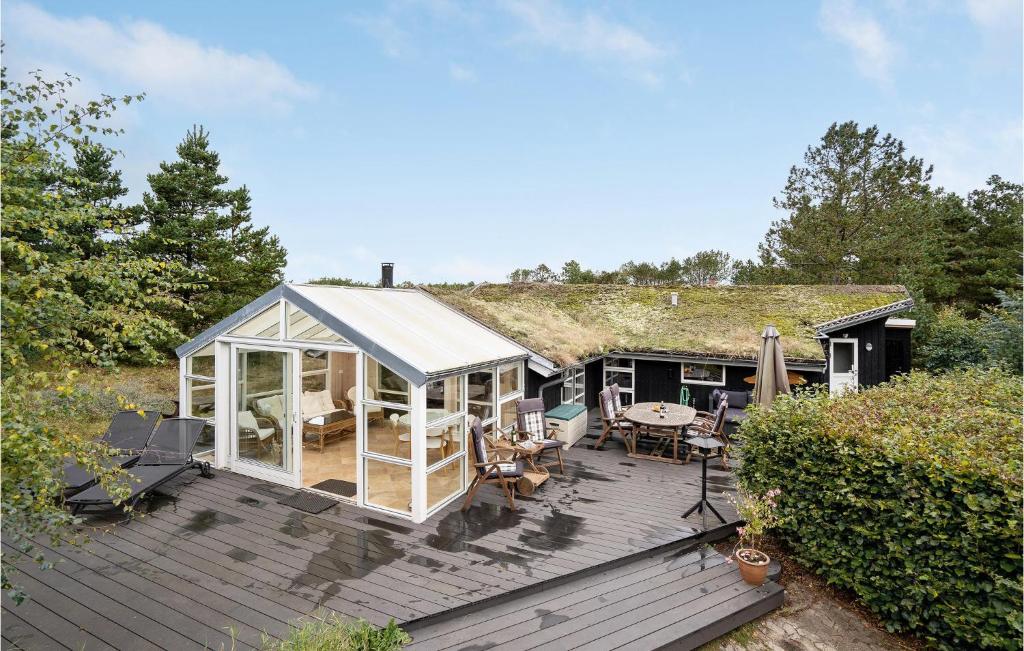 Casa con terraza de madera con techo en Liroke, en Blåvand