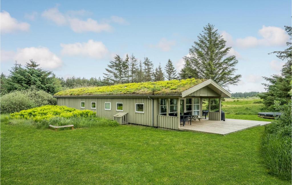 GrønhøjにあるAwesome Home In Lkken With 4 Bedrooms, Sauna And Wifiの苔屋根の建物
