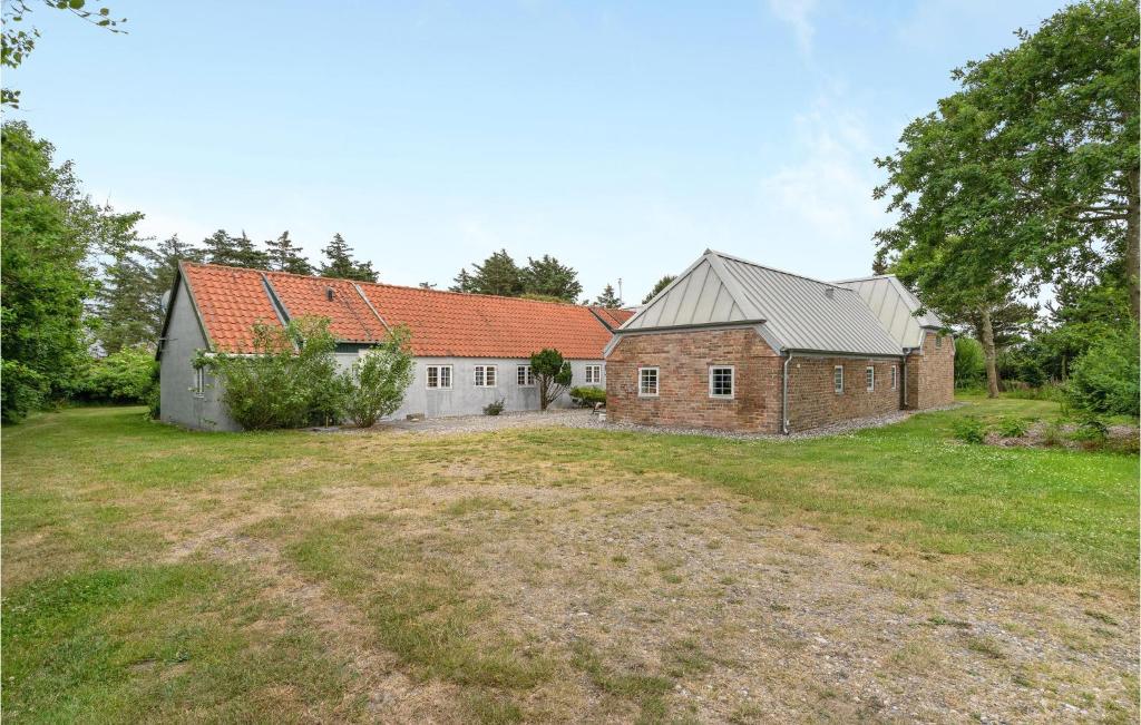 Sundhuseにある7 Bedroom Nice Home In Ulfborgの古煉瓦造りの家と庭納屋