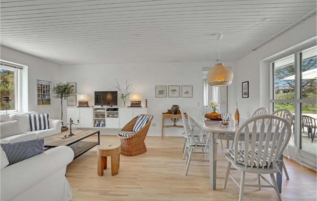 Posezení v ubytování 4 Bedroom Gorgeous Home In Blokhus
