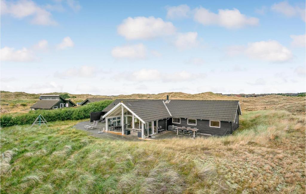 a house in the middle of a field at Holiday Home Skræddermarken in Sønderho