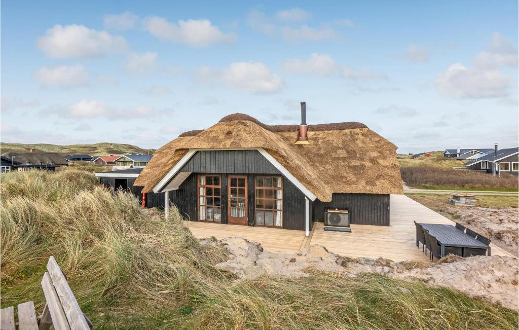 ヴィデ・サンデにあるAwesome Home In Hvide Sande With 3 Bedrooms And Wifiの茅葺き屋根の家