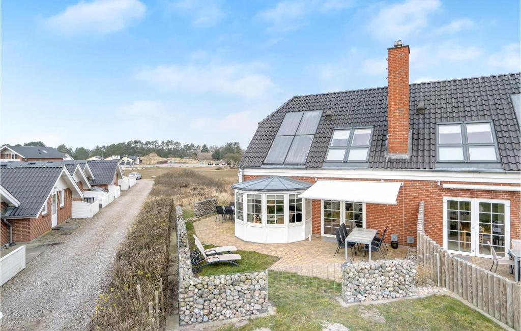 an aerial view of a house with a roof at Cozy Home In Rm With Kitchen in Rømø Kirkeby