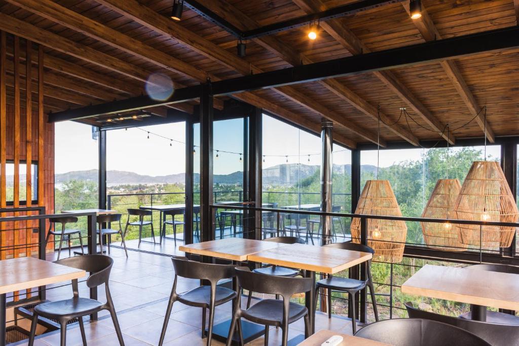 波特雷羅德加雷的住宿－Campo Espinillo，餐厅设有桌椅和大窗户。