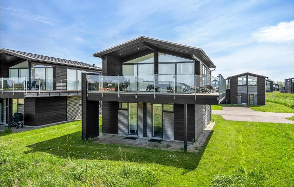 una casa con una fachada de cristal en un césped verde en Stunning Home In Frederikshavn With Kitchen, en Frederikshavn