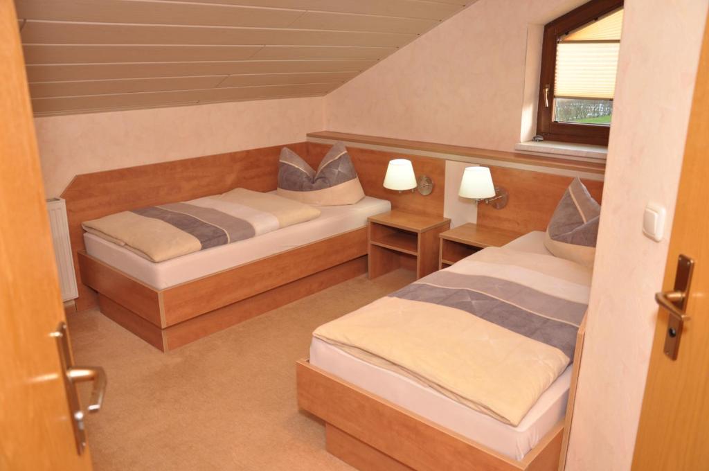 Cafe Hoyer Pension und Appartements - Tweepersoonskamer Met 1 Of 2 Bedden