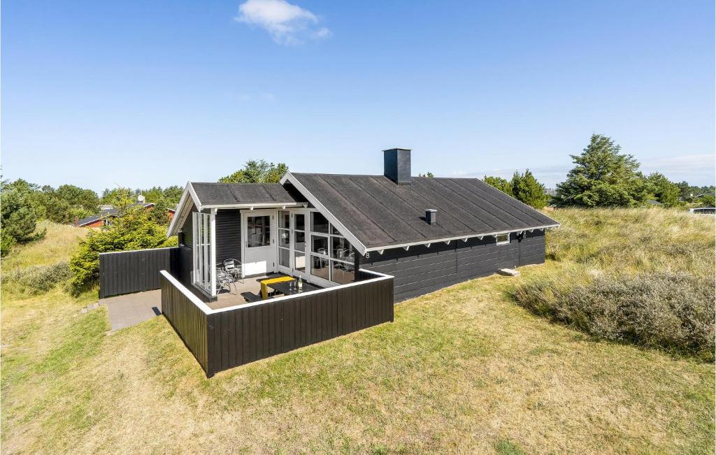 Nørre VorupørにあるStunning Home In Thisted With 3 Bedrooms, Sauna And Wifiの草原上家