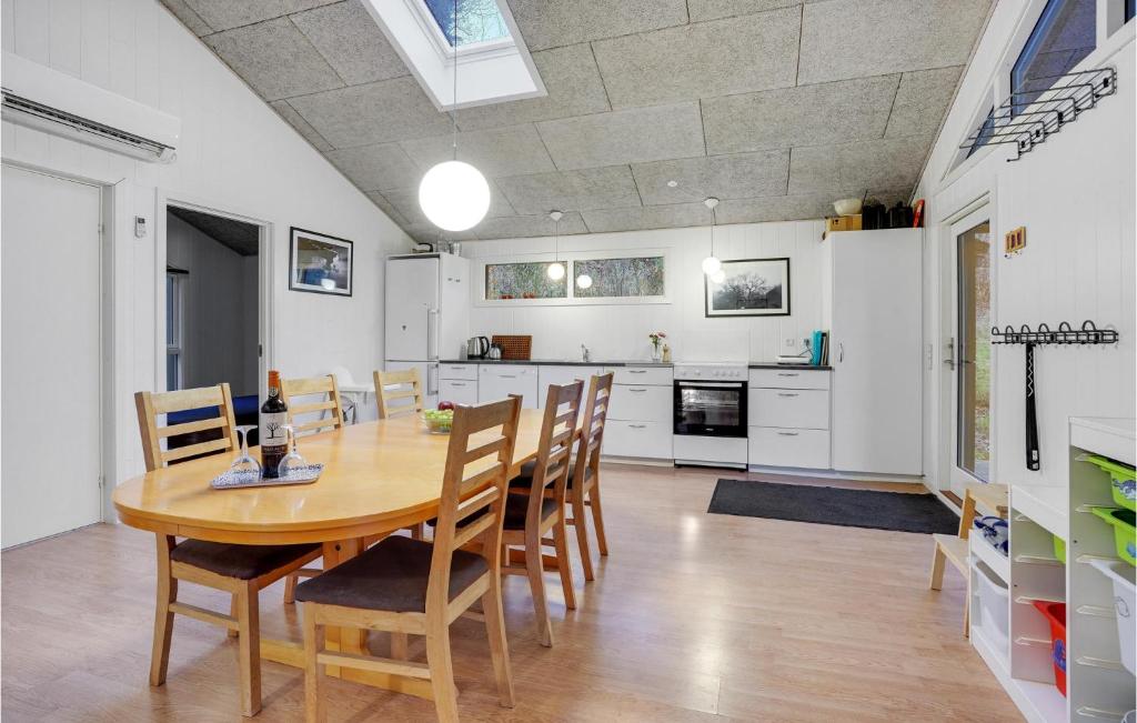 Virtuve vai virtuves zona naktsmītnē Pet Friendly Home In Gistrup With Wifi