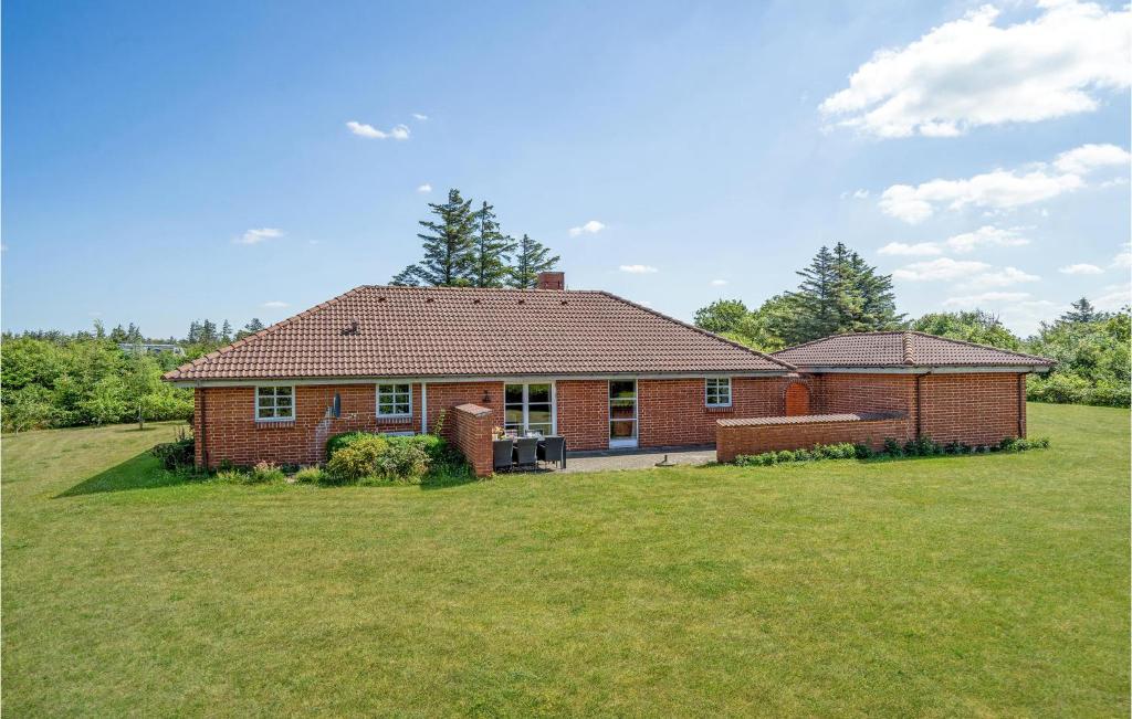 Zahrada ubytování Stunning Home In Ulfborg With Kitchen