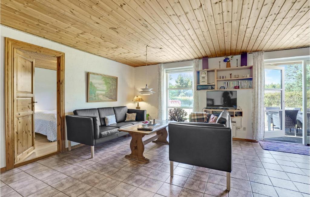Kuchyň nebo kuchyňský kout v ubytování Stunning Home In Ulfborg With Kitchen
