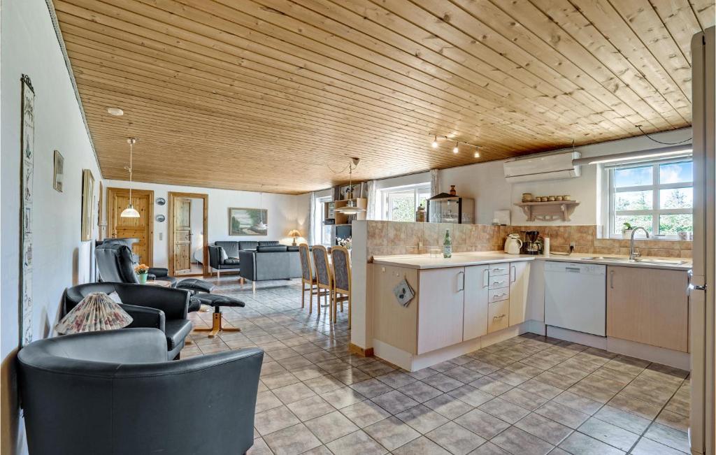 Kuchyň nebo kuchyňský kout v ubytování Stunning Home In Ulfborg With Kitchen