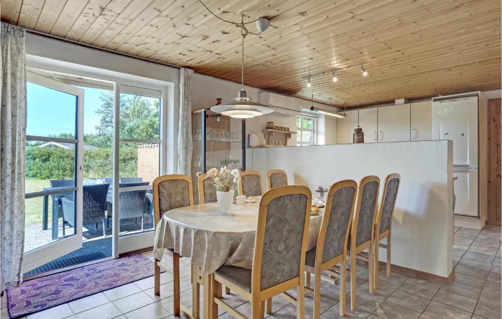 Kuchyň nebo kuchyňský kout v ubytování Stunning Home In Ulfborg With Kitchen