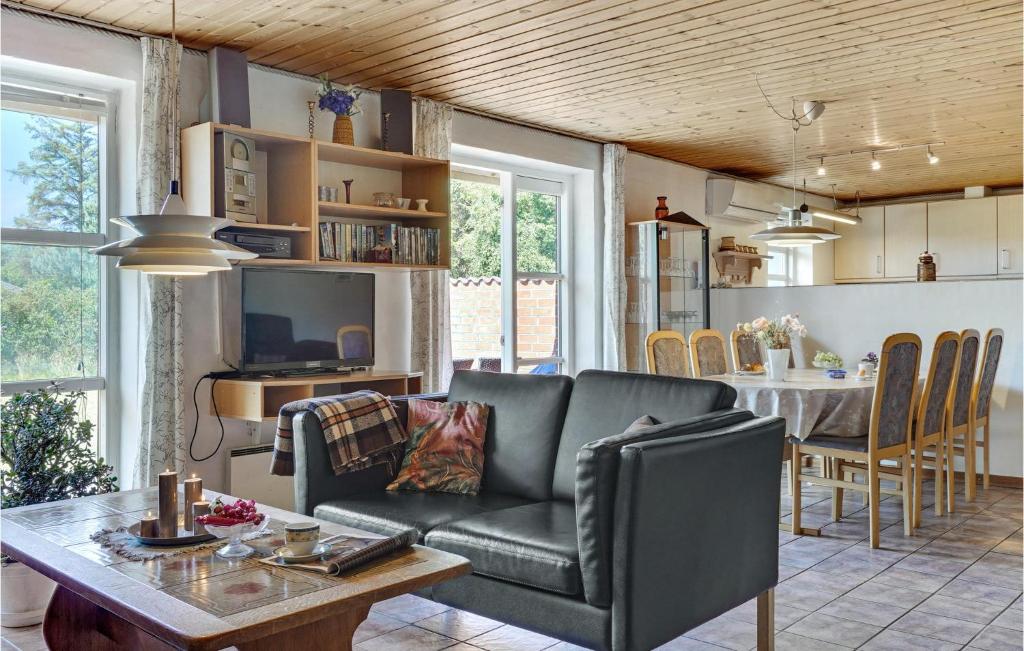 Posezení v ubytování Stunning Home In Ulfborg With Kitchen