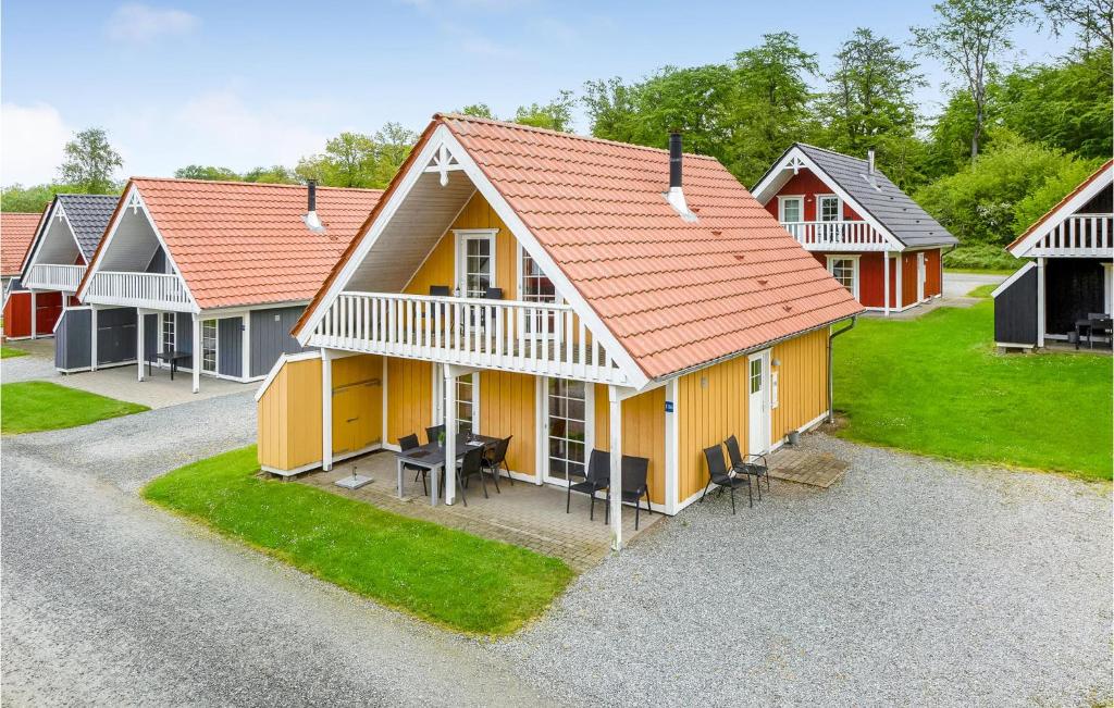 una fila de casas con techos amarillos y rojos en Marina Fiskens Feriepark, en Gråsten