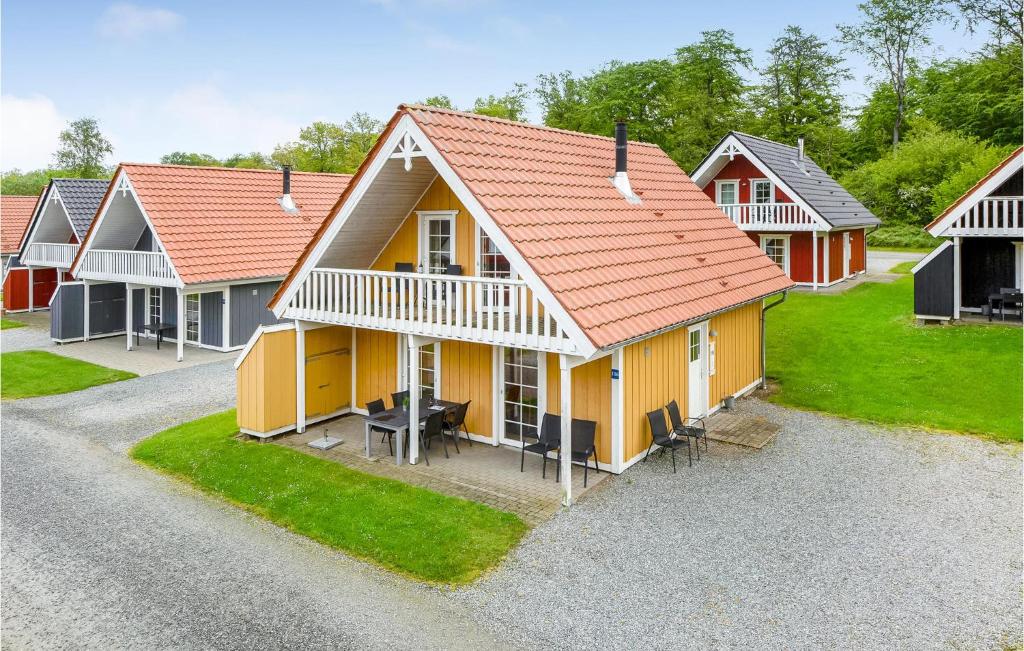 グラセンにあるMarina Fiskens Ferieparkの黄色・赤の屋根の家並み