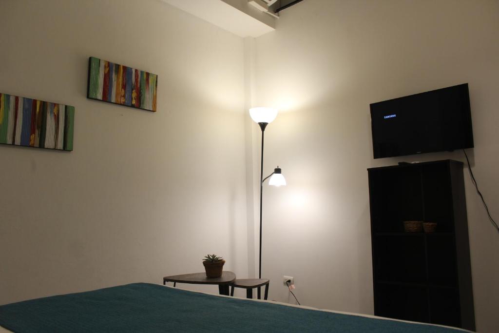 サンホセにあるCando Living Apartments in Central Avenueのベッドルーム(ベッド1台、薄型テレビ付)
