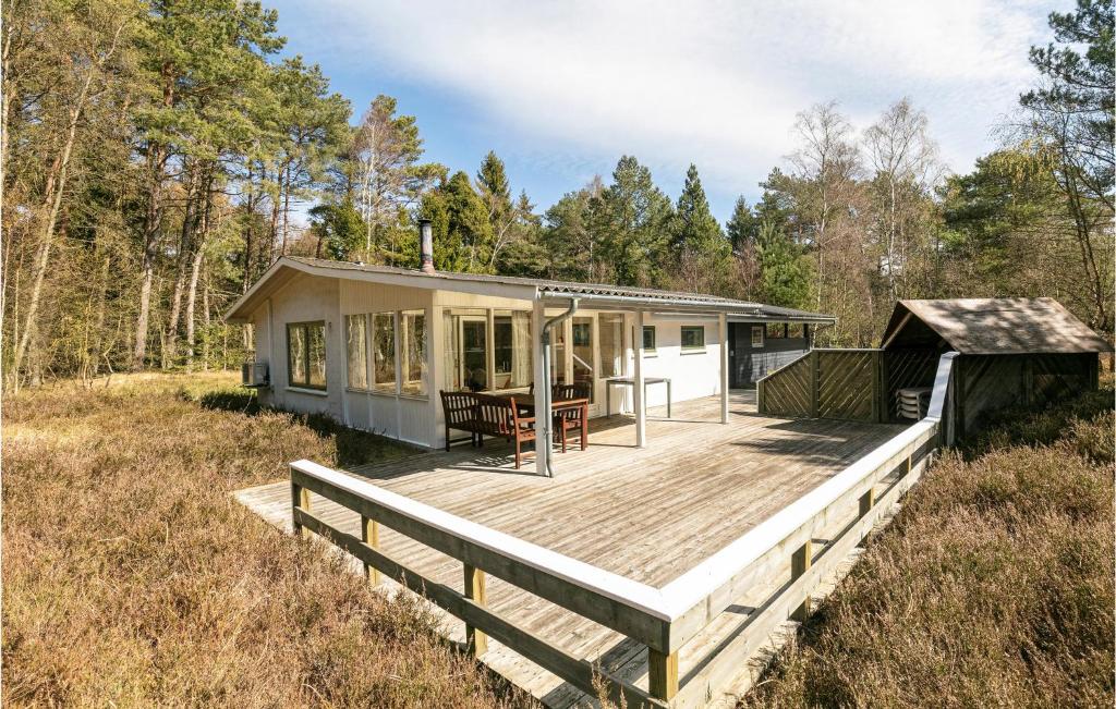 una casita en el bosque con terraza en Nice Home In Nex With Wifi, en Bedegård