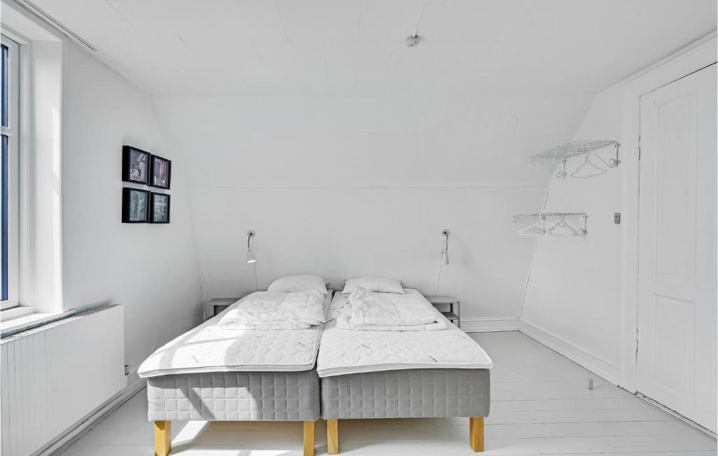 Postel nebo postele na pokoji v ubytování 2 Bedroom Cozy Apartment In Svendborg