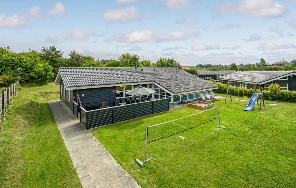 una vista aérea de una casa con parque infantil en Pet Friendly Home In Ebeltoft With Private Swimming Pool, Can Be Inside Or Outside, en Ebeltoft