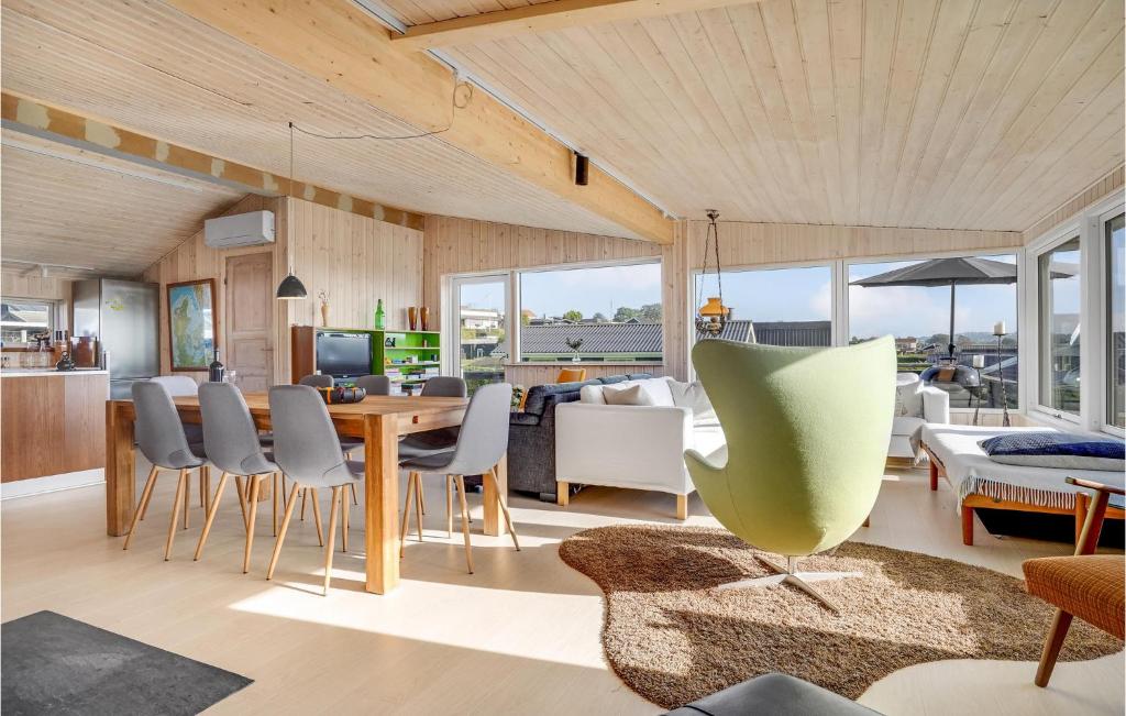 Gorgeous Home In Rønde With Wifi - Maison De Vacances De Quatre Chambres