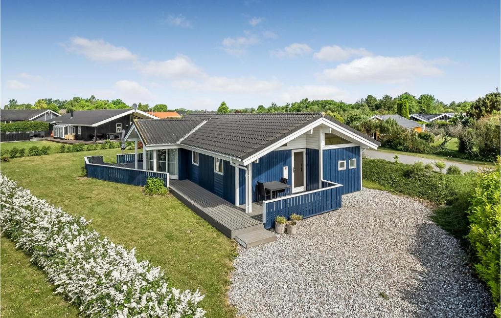 Sønderbyにある3 Bedroom Stunning Home In Juelsmindeの青い家