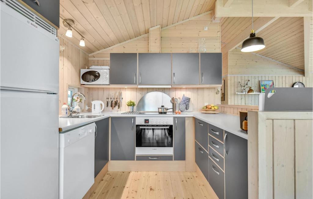 Kuchyň nebo kuchyňský kout v ubytování Holiday Home Pøt Strandby Juelsminde V Denmark