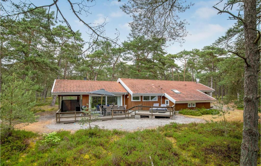 Cabaña de madera en el bosque con patio en Beautiful Home In Nex With Sauna, en Spidsegård
